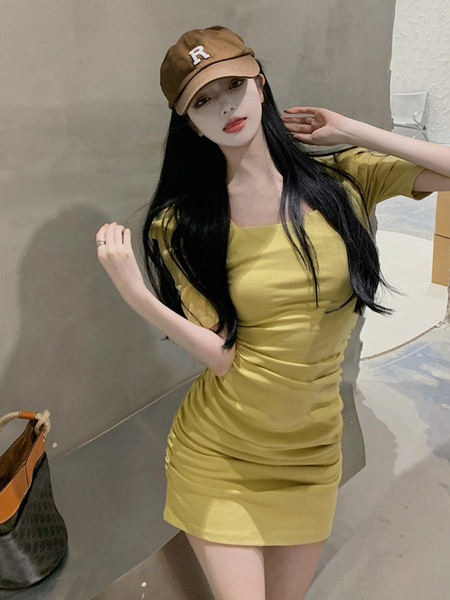 Kandilise kaelusega ja lühikeste varrukatega naiste kleit