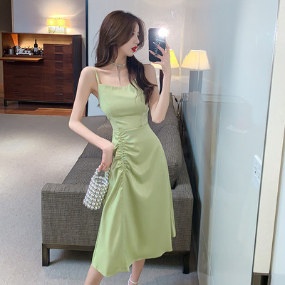 Kandilise kaelusega ja õhukeste rihmadega naiste kleit