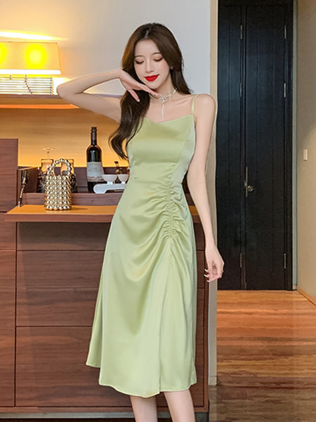 Kandilise kaelusega ja õhukeste rihmadega naiste kleit