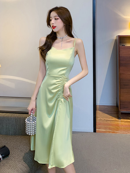 Kandilise kaelusega ja õhukeste rihmadega naiste kleit