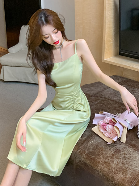 Kandilise kaelusega ja õhukeste rihmadega naiste kleit