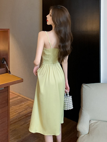 Kandilise kaelusega ja õhukeste rihmadega naiste kleit