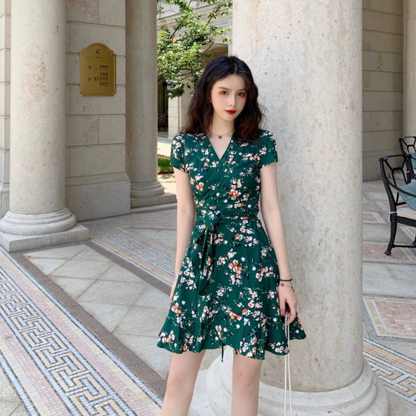 Naiste vabaaja kleit lühikeste varrukate ja lillemotiividega