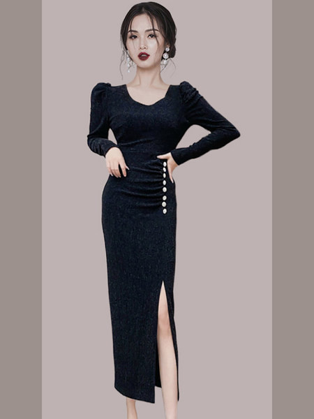 Naiste pikk ovaalse dekoltee ja lõhikuga kleit