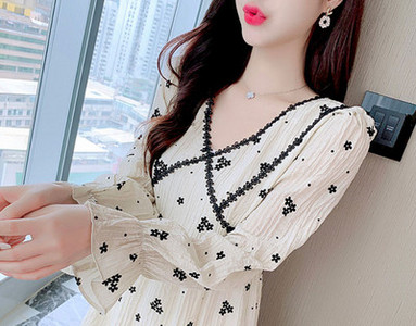 Naiste vabaaja kleit spitsikaelusega ja lillemotiividega