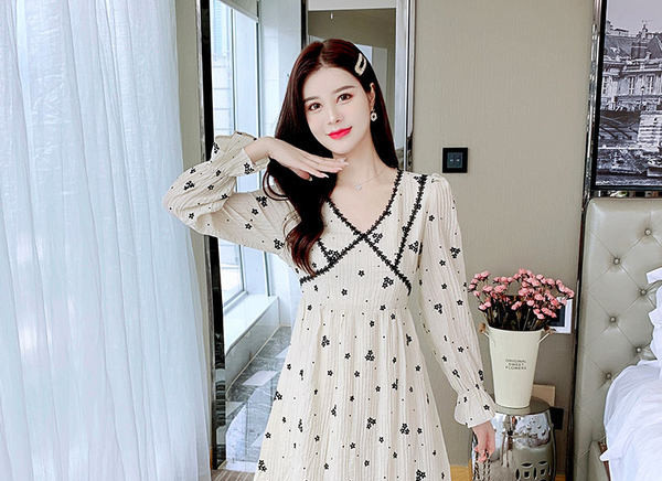 Naiste vabaaja kleit spitsikaelusega ja lillemotiividega