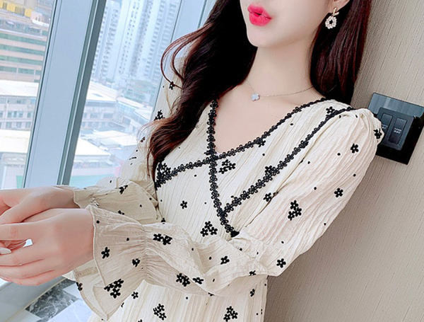 Naiste vabaaja kleit spitsikaelusega ja lillemotiividega