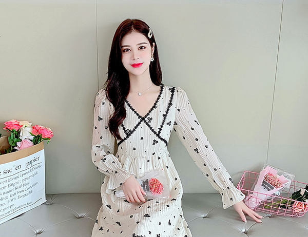 Naiste vabaaja kleit spitsikaelusega ja lillemotiividega