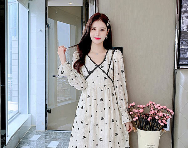 Naiste vabaaja kleit spitsikaelusega ja lillemotiividega