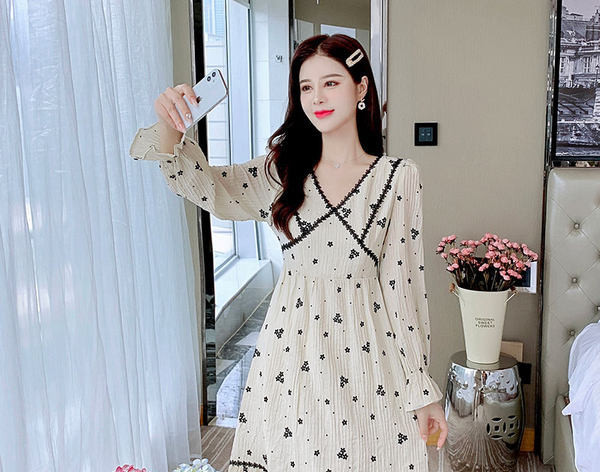 Naiste vabaaja kleit spitsikaelusega ja lillemotiividega