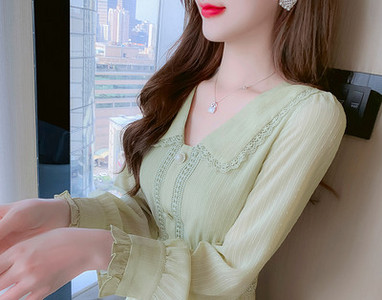 Tikandite ja pärlinööpidega naiste kleit