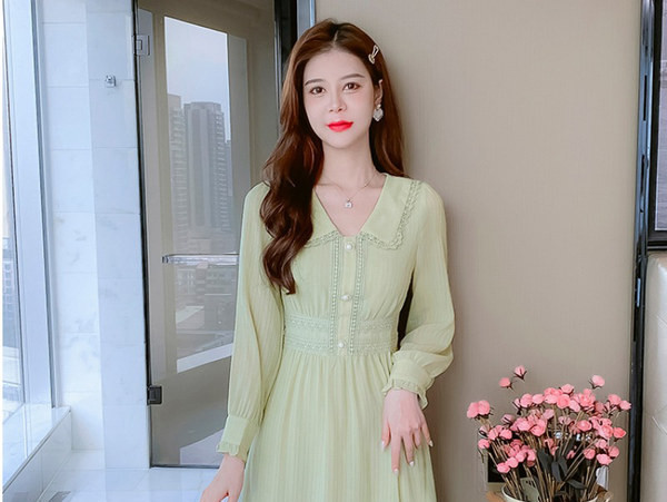 Tikandite ja pärlinööpidega naiste kleit