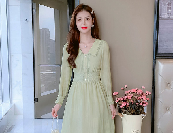 Tikandite ja pärlinööpidega naiste kleit