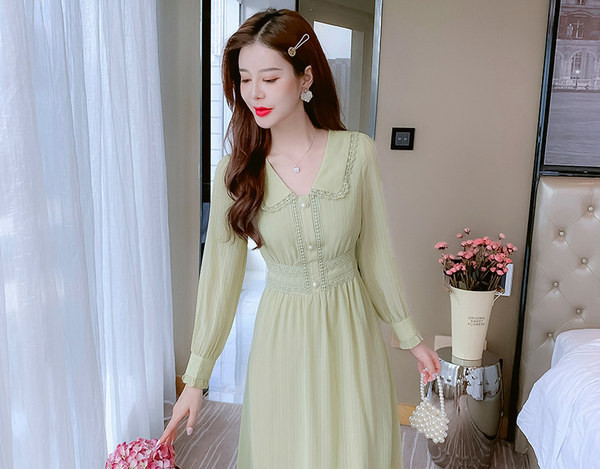 Tikandite ja pärlinööpidega naiste kleit