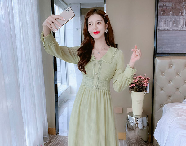 Tikandite ja pärlinööpidega naiste kleit