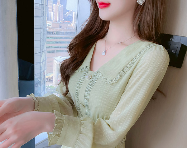 Tikandite ja pärlinööpidega naiste kleit