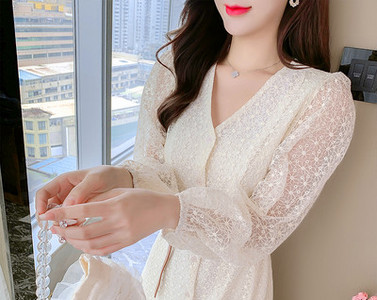 Naiste spits kaelusega ja nööbkinnitusega pitskleit