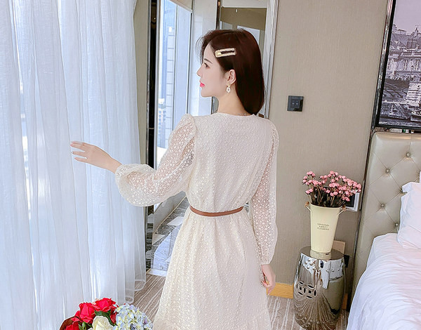 Naiste spits kaelusega ja nööbkinnitusega pitskleit