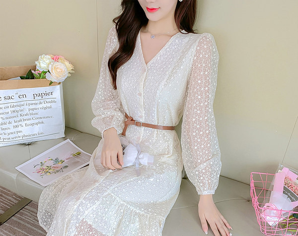 Naiste spits kaelusega ja nööbkinnitusega pitskleit