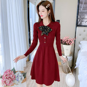 Naiste kleit paela ja nööpidega