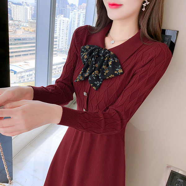 Naiste kleit paela ja nööpidega