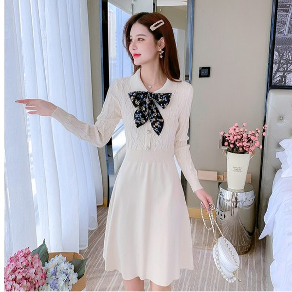 Naiste kleit paela ja nööpidega