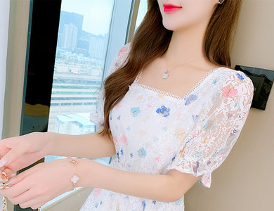 Stiilne naiste kleit pitsi ja kandilise kaelusega