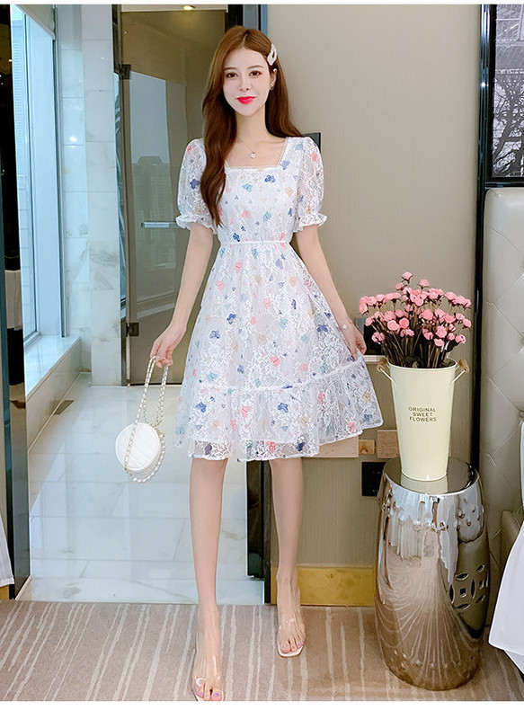 Stiilne naiste kleit pitsi ja kandilise kaelusega