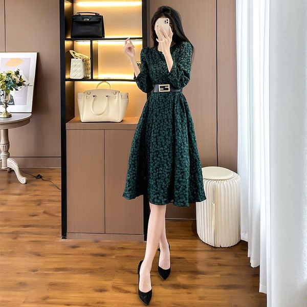 Moodne naiste kleit vöökohal