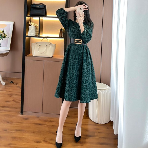 Moodne naiste kleit vöökohal