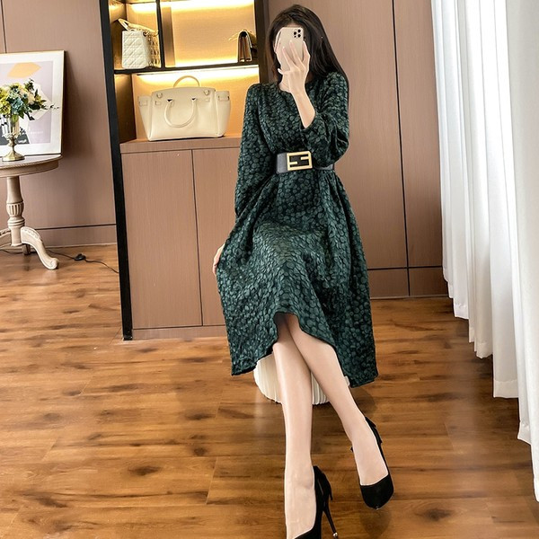 Moodne naiste kleit vöökohal