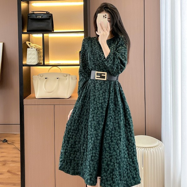 Moodne naiste kleit vöökohal