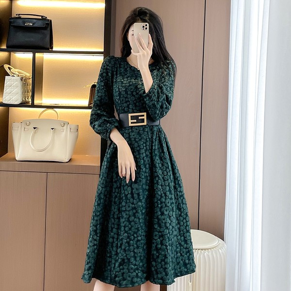 Moodne naiste kleit vöökohal