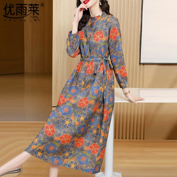 Μακρύ ανοιξιάτικο φόρεμα με κορδόνια στη μέση και φλοράλ μοτίβο