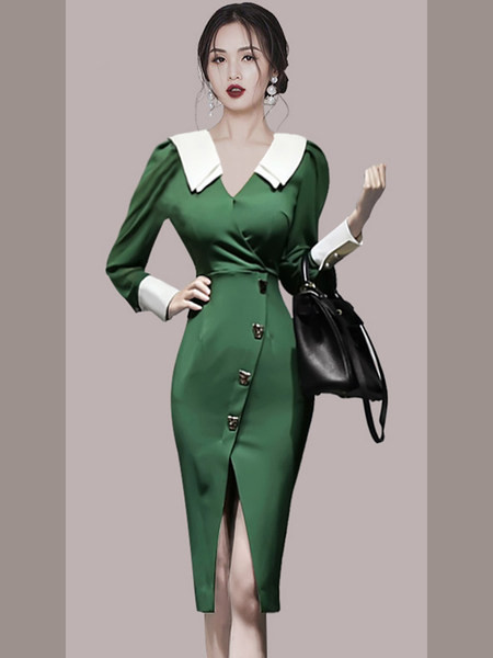 Liibuv naiste kleit nööpide ja lõhikuga