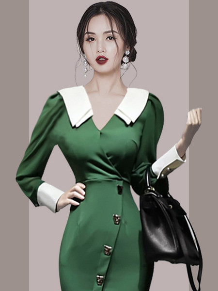 Liibuv naiste kleit nööpide ja lõhikuga