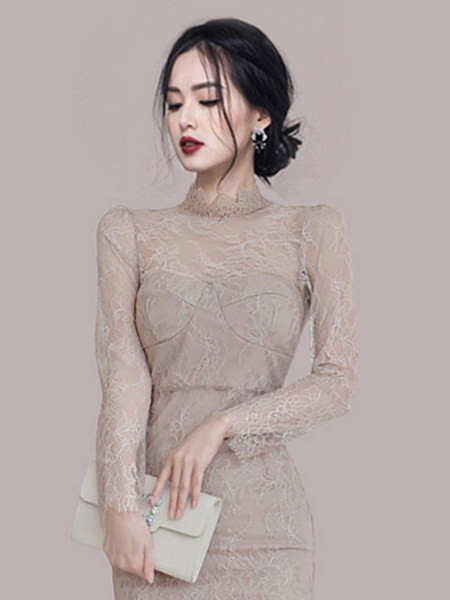 Elegantne pikkade varrukatega liibuv pitskleit