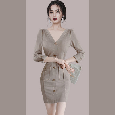 Εφαρμοσμένο φόρεμα με τσέπες και κουμπιά