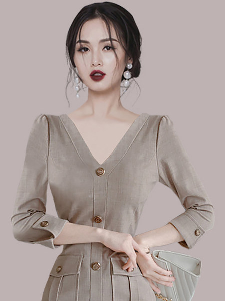 Εφαρμοσμένο φόρεμα με τσέπες και κουμπιά