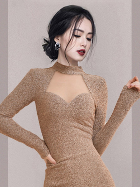 Moodne naiste kleit läikivate beežide osakestega