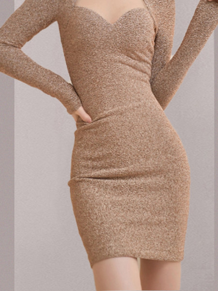 Moodne naiste kleit läikivate beežide osakestega