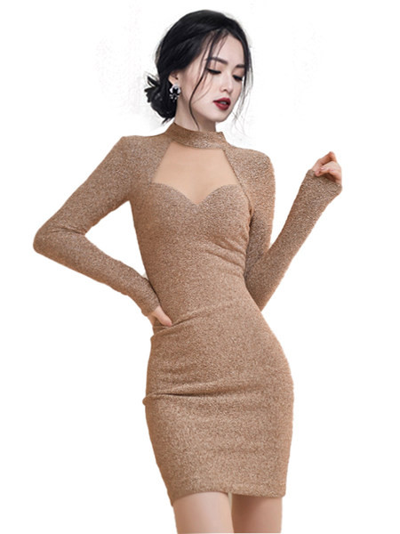 Moodne naiste kleit läikivate beežide osakestega