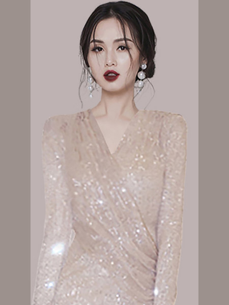 Stiilne lühike naiste kleit pikkade varrukate ja spitsikaelusega