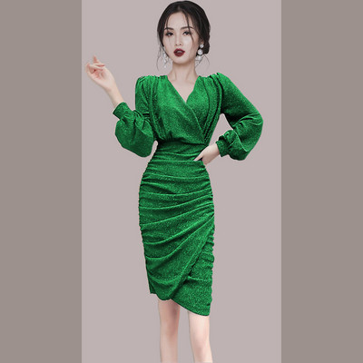 Moodne naiste kleit läikivate osakeste ja spitsikaelusega