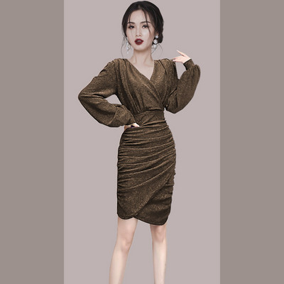 Moodne naiste kleit läikivate osakeste ja spitsikaelusega