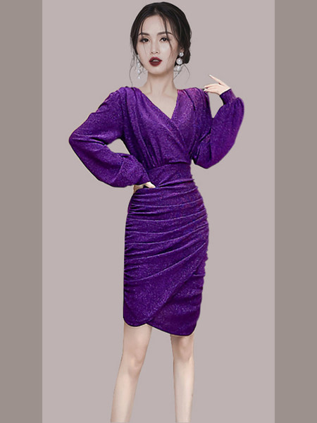 Moodne naiste kleit läikivate osakeste ja spitsikaelusega