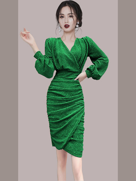 Moodne naiste kleit läikivate osakeste ja spitsikaelusega