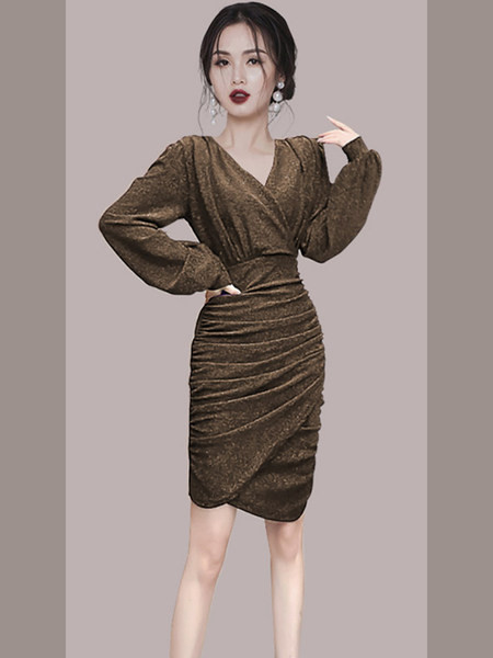 Moodne naiste kleit läikivate osakeste ja spitsikaelusega