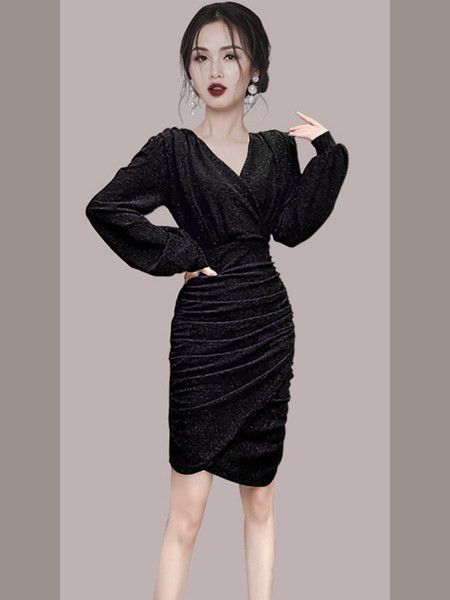 Moodne naiste kleit läikivate osakeste ja spitsikaelusega