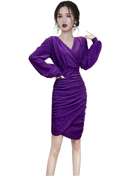 Moodne naiste kleit läikivate osakeste ja spitsikaelusega